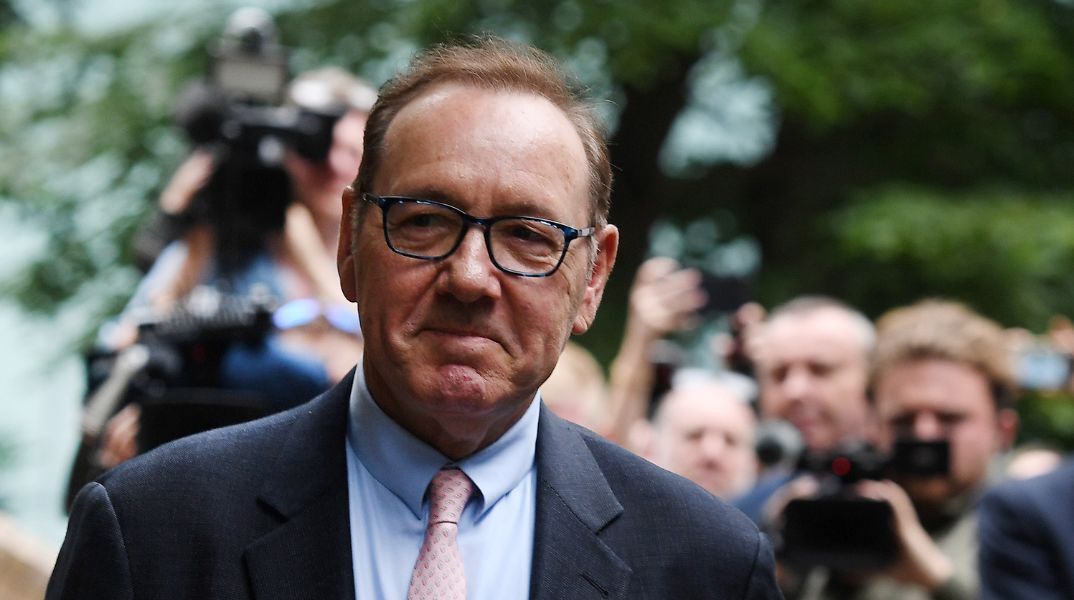 Ο Κέβιν Σπέισι μίλησε για τον αποκλεισμό του από το Χόλιγουντ σε βράβευση στις Κάννες - Στο ναδίρ η καριέρα του μετά τις δίκες για σεξουαλικές επιθέσεις