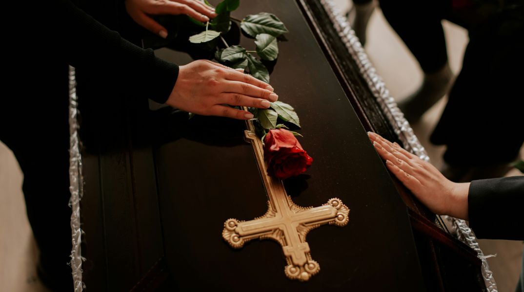 Μακάβριο μπέρδεμα στη Σάμο: Έκαψαν τη σορό 88χρονης που ήθελε να ταφεί