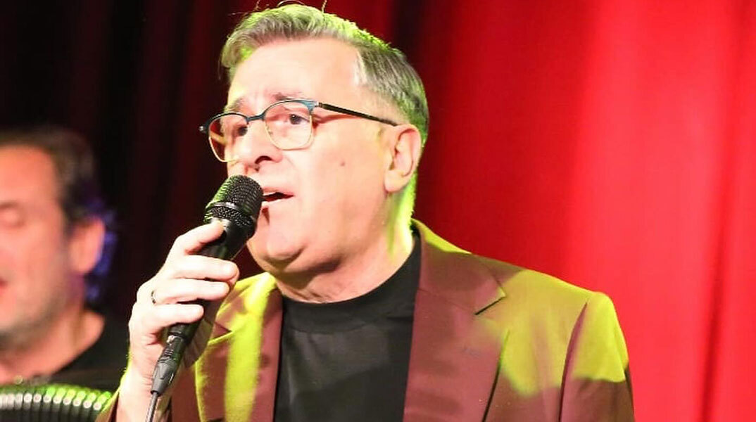 Ο Γιώργος Κουβαράς έπιασε το μικρόφωνο - και όχι για να μας πει τις ειδήσεις