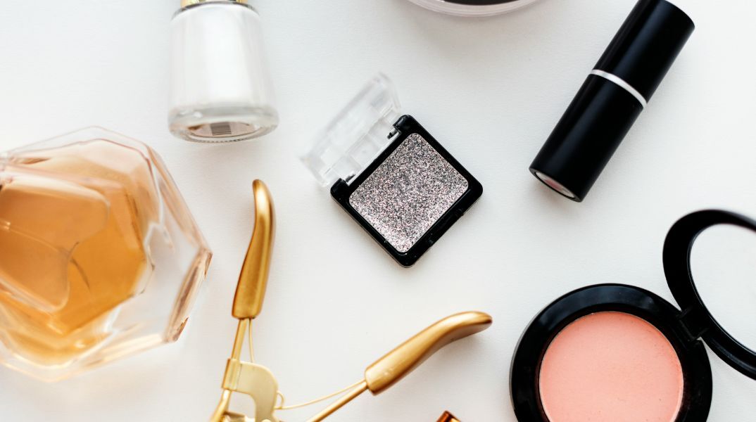 Ποια καλλυντικά μας πρέπει να βάλουμε ψυγείο τώρα που ζεσταίνει ο καιρός