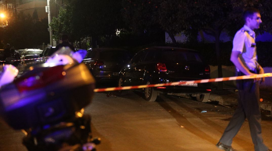 Αυτοκίνητο έπεσε σε στάση λεωφορείου στο Χαλάνδρι - Ο οδηγός αυτοτραυματίστηκε με μαχαίρι