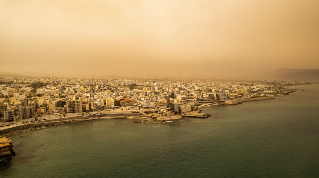 Κρήτη: «Βάφτηκε» πορτοκαλί ο ουρανός του Ηρακλείου από τη σκόνη - Απόκοσμες εικόνες