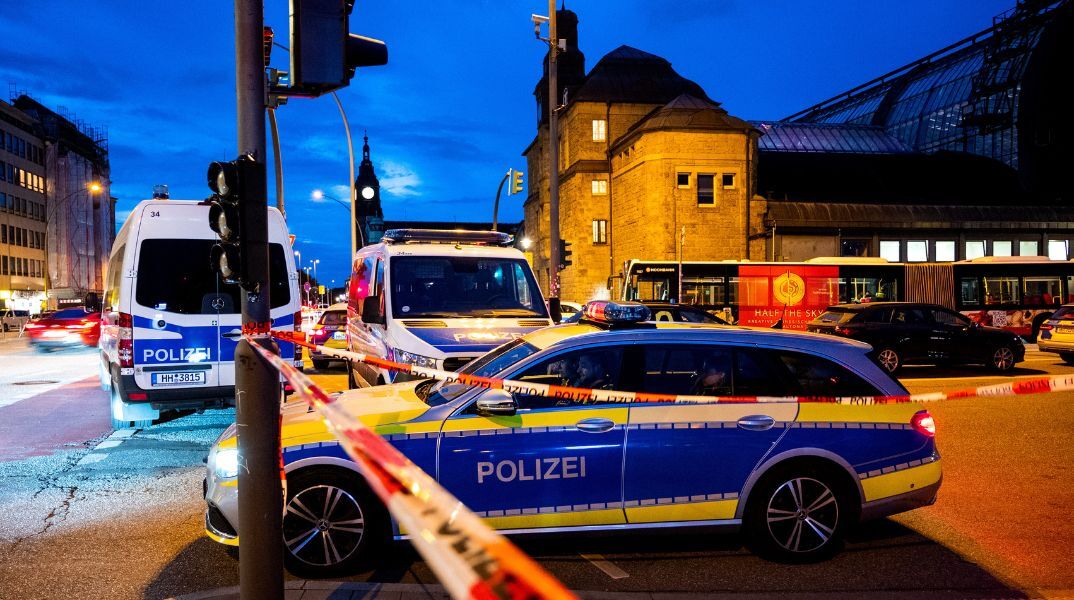 Σύρος πρόσφυγας 19 ετών επαινείται για την ακινητοποίηση δράστιδας επίθεσης με μαχαίρι στο Αμβούργο - Η σωτήρια παρέμβασή του.