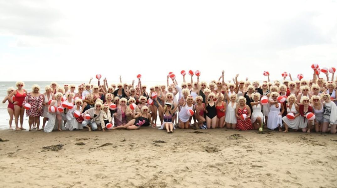 Φιλανθρωπική εκδήλωση με σωσίες της Μέριλιν - Σχεδόν 200 γυναίκες ντυμένες Μέριλιν Μονρόε κολύμπησαν για τη στήριξη νοσοκομείου για τον καρκίνο στο Δουβλίνο.