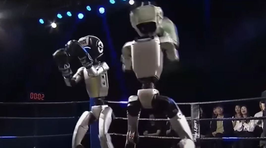 Δύο ανθρωποειδή ρομπότ αντάλλαξαν γροθιές σε τουρνουά kick-boxing στην πόλη Χανγκτζού της Κίνας - Αναπτύχθηκαν από την εταιρία Unitree Robotics.