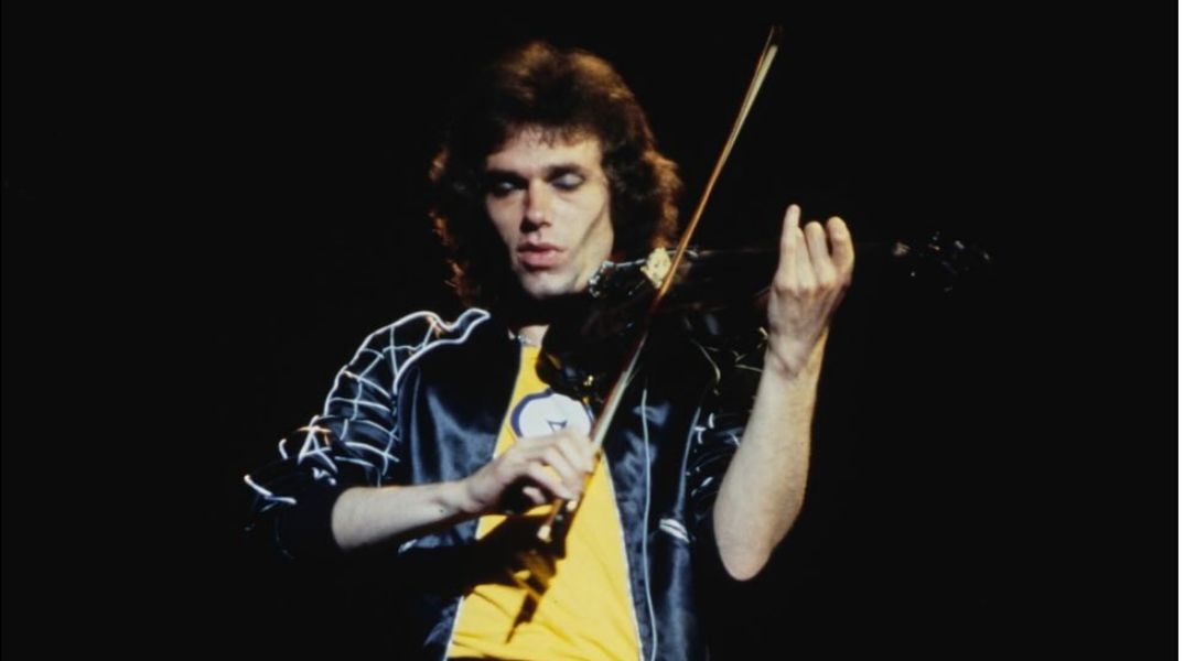 Ο Σάιμον Χάους, μουσικός των Hawkwind και του Ντέιβιντ Μπόουι, πέθανε σε ηλικία 76 ετών - Η πορεία του στη ροκ μουσική και οι σταθμοί της καριέρας του