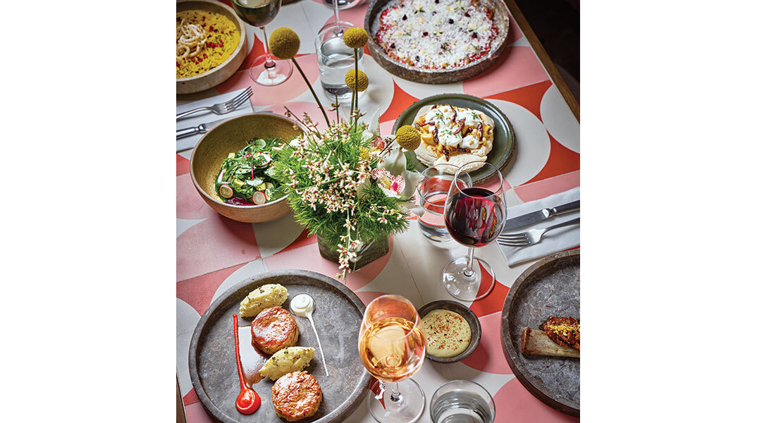 Yphes: Η νέα κρυφή all day αυλή της Αθήνας