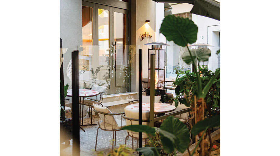 Yphes: Η νέα κρυφή all day αυλή της Αθήνας