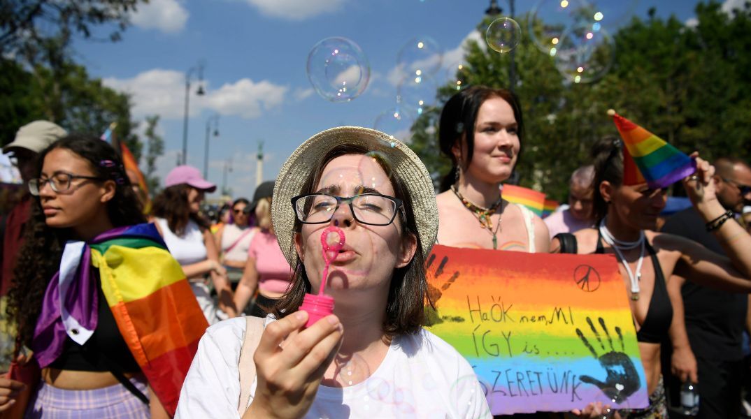 17 χώρες της Ευρωπαϊκής Ένωσης κρούουν τον κώδωνα του κινδύνου για τους ουγγρικούς νόμους κατά των ΛΟΑΤΚΙ+ 