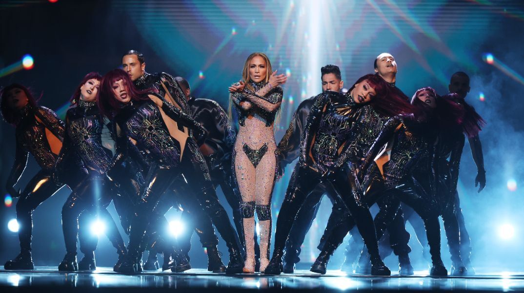 Η Τζένιφερ Λόπεζ φίλησε δύο χορευτές στη σκηνή των America Music Awards
