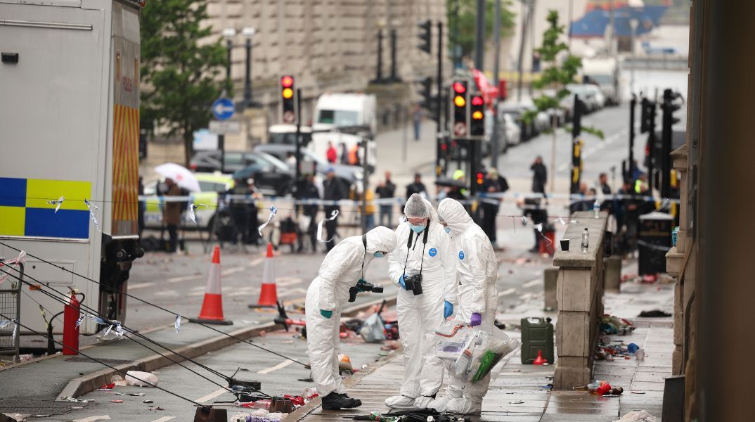 Άνδρας 53 ετών συνελήφθη για απόπειρα ανθρωποκτονίας μετά τη σύγκρουση στην παρέλαση της Λίβερπουλ - 11 άτομα παραμένουν στο νοσοκομείο σε σταθερή κατάσταση.