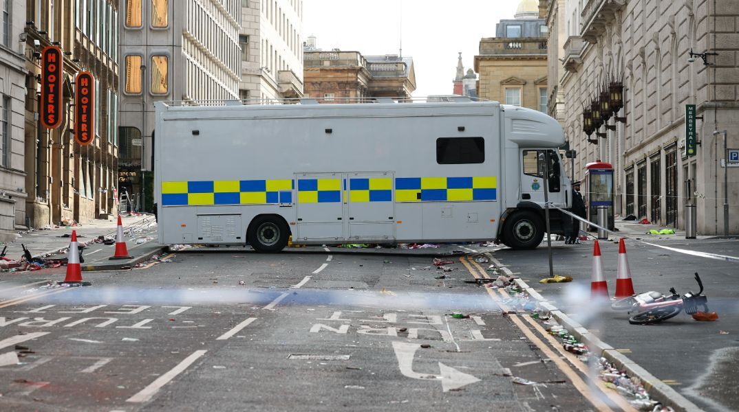 Το σημείο στο Λίβερπουλ της Αγγλίας όπου το αυτοκίνητο έπεσε στο πλήθος τραυματίζοντας 47 ανθρώπους