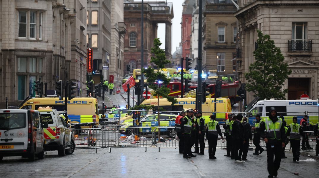 Λίβερπουλ: 47 τραυματίες από το ΙΧ που έπεσε σε πλήθος φιλάθλων - «Ακούγαμε μόνο κραυγές, ήταν φριχτές οι σκηνές»