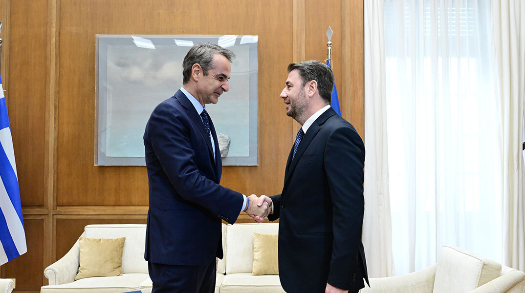 Ο Μητσοτάκης στήνει την παγίδα της άρσης της μονιμότητας (και το ΠΑΣΟΚ πέφτει μέσα)