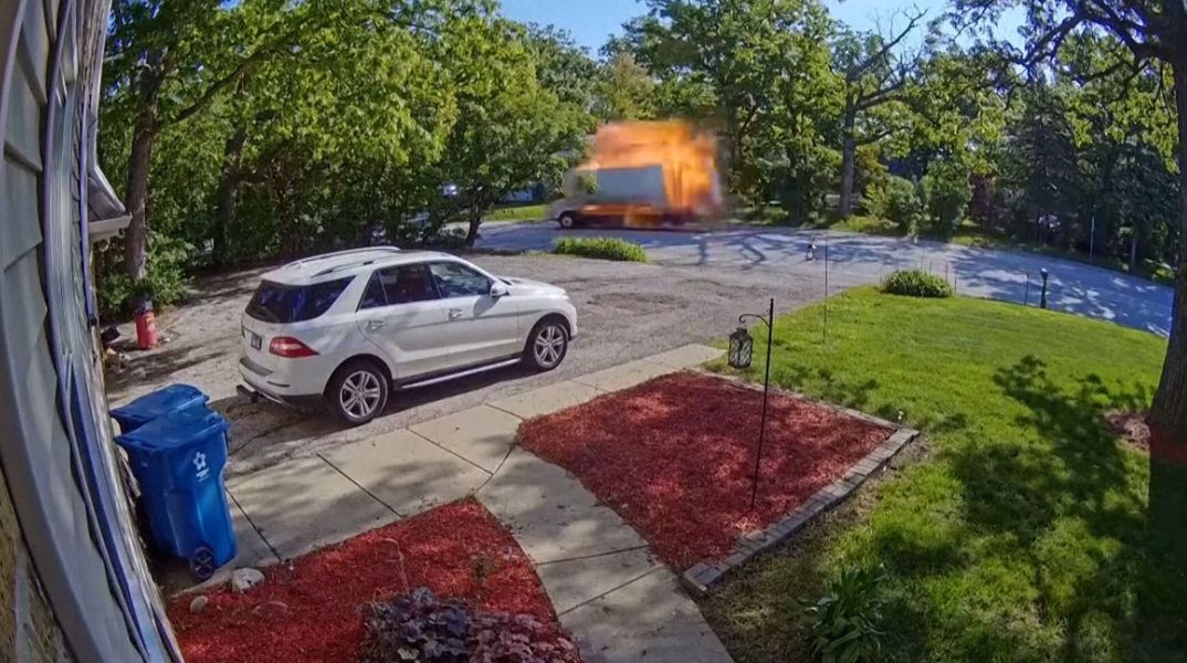 Έκρηξη φορτηγού καταγράφηκε σε κάμερα σε προάστιο του Σικάγο - Φιάλη προπανίου η αιτία, σύμφωνα με τις αρχές - Θραύσματα σε ολόκληρο οικοδομικό τετράγωνο