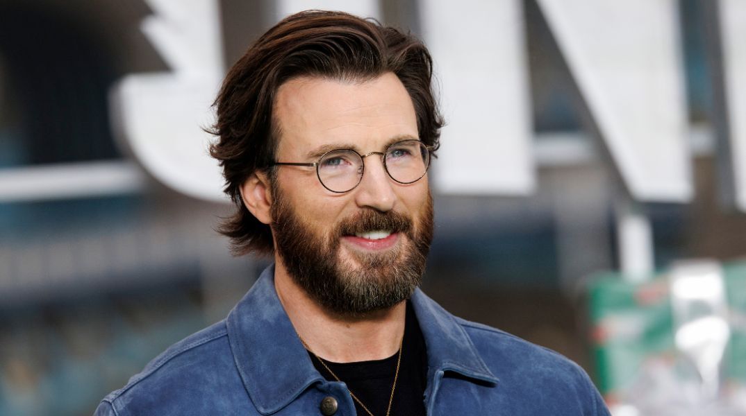 Κρις Έβανς: Απουσίασε από την πρεμιέρα των Καννών για τα 70ά γενέθλια της μητέρας του - Πρωταγωνιστεί στη νέα ταινία Honey Don’t! του Ίθαν Κοέν.