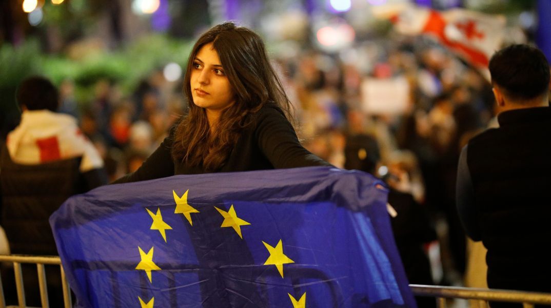 Ευρωβαρόμετρο: Η εμπιστοσύνη των Ευρωπαίων στην ΕΕ στο υψηλότερο ποσοστό από το 2007 - Τι διαπιστώνει έρευνα σε όλα τα 27 κράτη μέλη