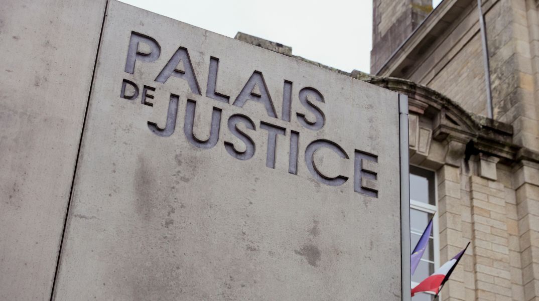 Γαλλία: Ο χειρουργός Ζοέλ Λε Σκουαρνέκ καταδικάστηκε σε 20 χρόνια κάθειρξη για τη σεξουαλική κακοποίηση εκατοντάδων παιδιών επί δεκαετίες 