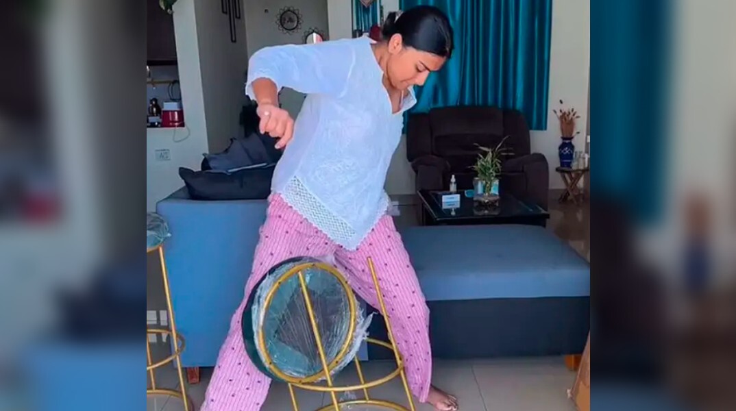 Influencer από την Ινδία τέσταρε κάθισμα για μπαρ και... καρφώθηκε πάνω του - Το βίντεο που κάνει τον γύρο του διαδικτύου