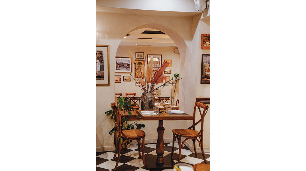 Lyra: Η μελωδία της γεύσης στην καρδιά της Πλάκας