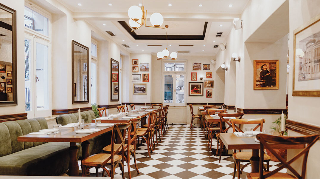 Lyra: Η μελωδία της γεύσης στην καρδιά της Πλάκας