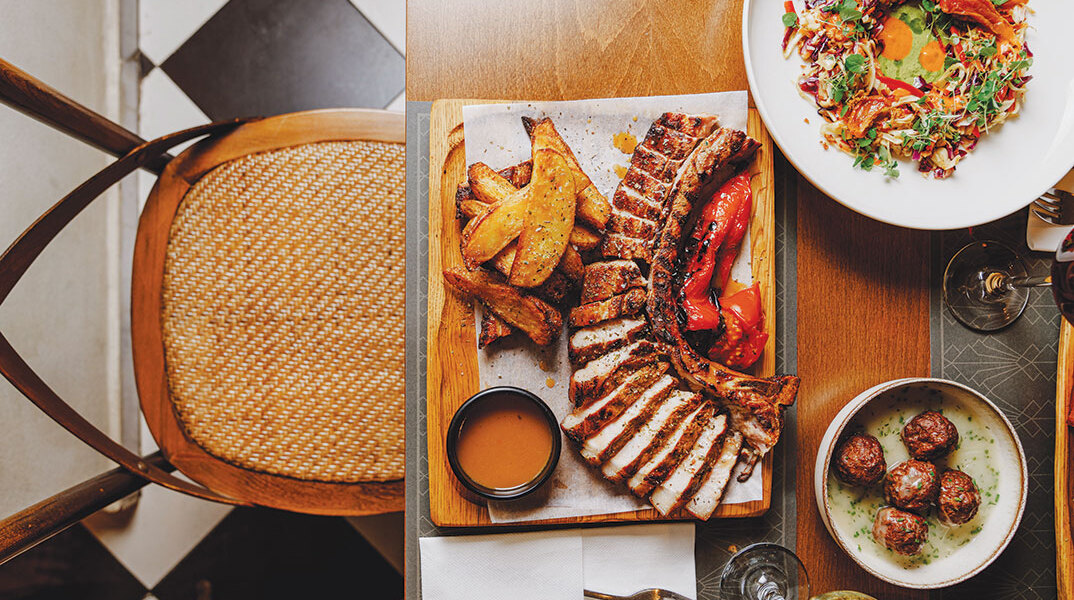 Lyra: Η μελωδία της γεύσης στην καρδιά της Πλάκας