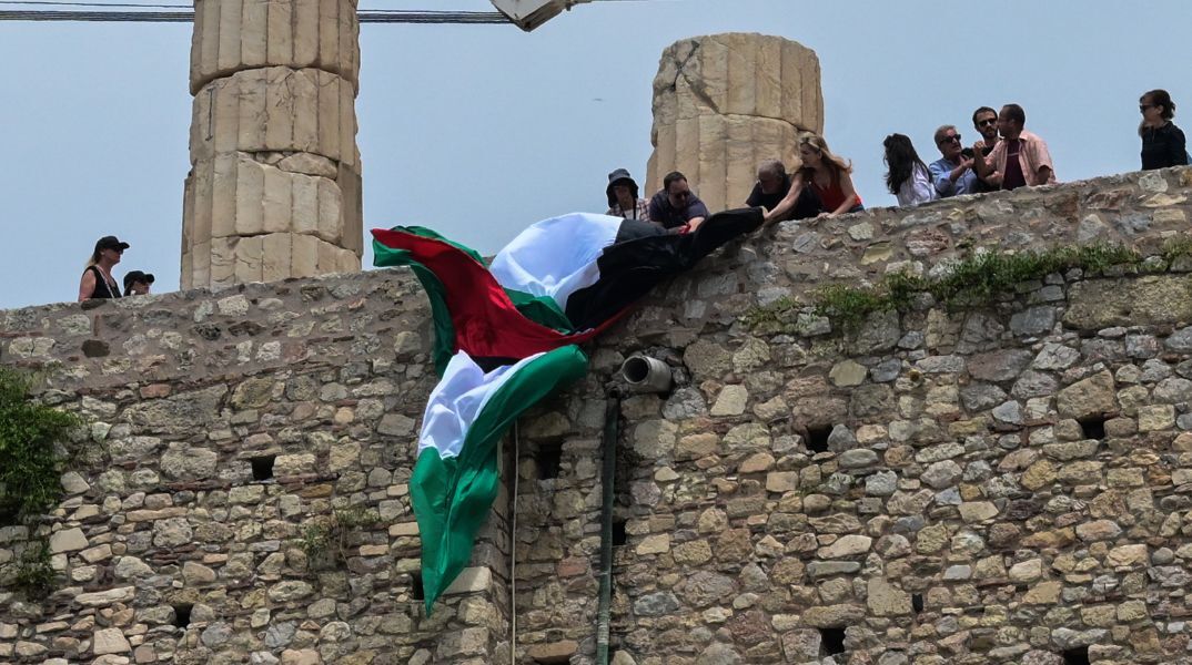 Νέα Αριστερά: 15 προσαγωγές μελών του κόμματος - Ύψωσαν την σημαία της Παλαιστίνης στην Ακρόπολη - Ανακοινώσεις από Νέα Αριστερά και ΣΥΡΙΖΑ-ΠΣ