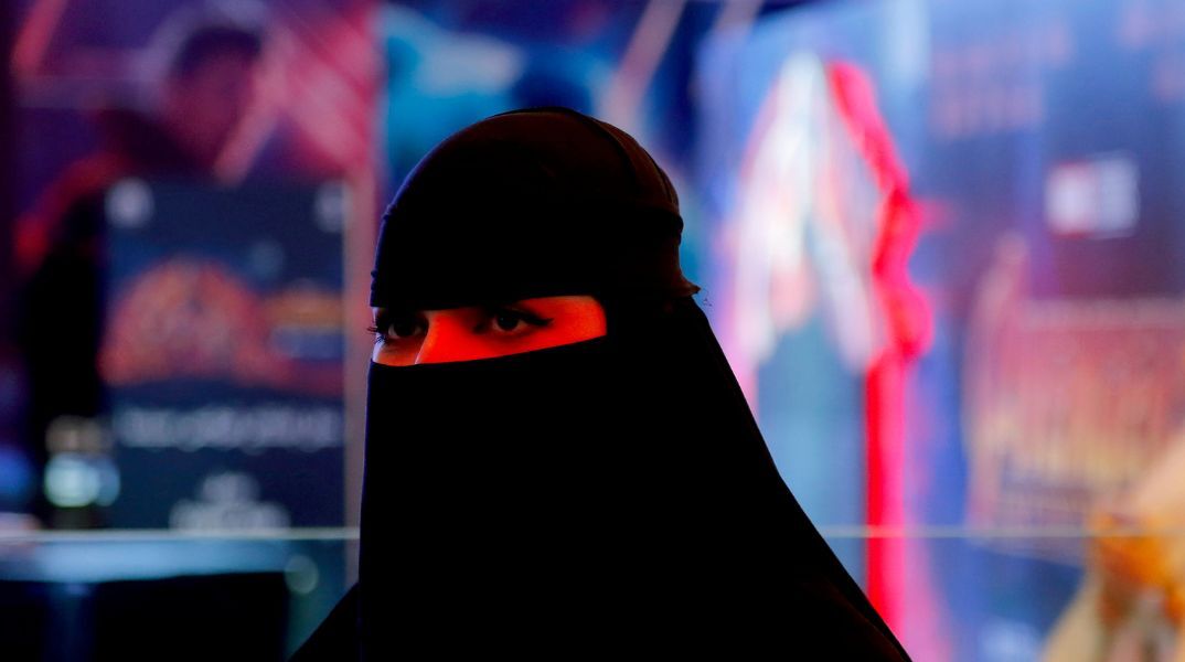 Guardian: Αποκαλύψεις για τα μυστικά «σωφρονιστικά κέντρα» στη Σαουδική Αραβία, όπου γυναίκες τιμωρούνται για «ανυπακοή» με κακοποιήσεις και απομόνωση.