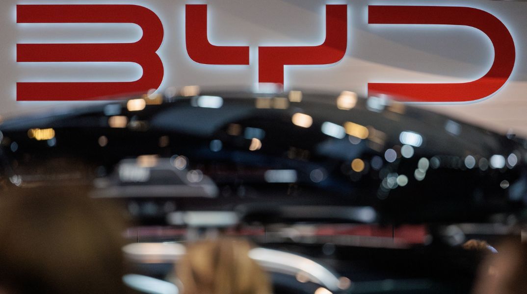 Η Βραζιλία μηνύει την BYD για «συνθήκες δουλείας» σε εργοτάξιο - 220 Κινέζοι εργάτες διασώθηκαν από απάνθρωπα καταλύματα και παραβιάσεις δικαιωμάτων.