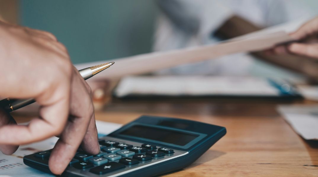 Άτομο με υπολογιστή ανά χείρας