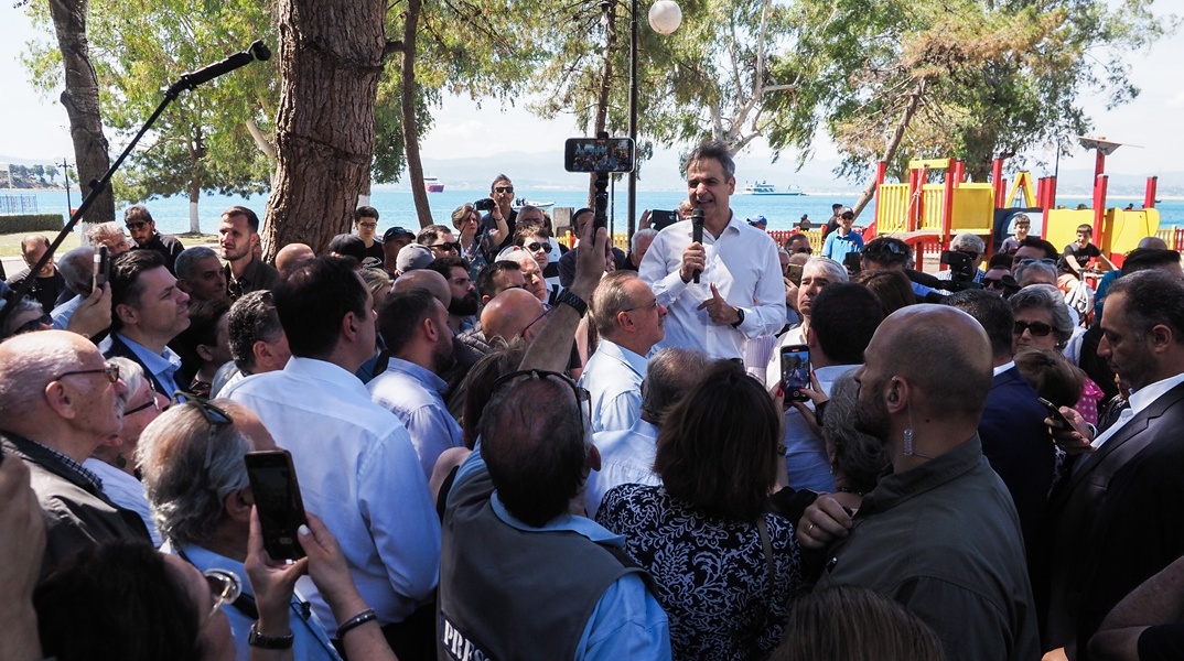 Ο Κυριάκος Μητσοτάκης μιλά σε πολίτες στην Ερέτρια