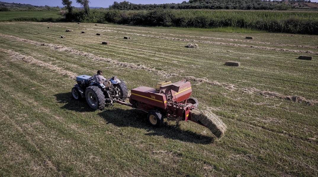 Τρακτέρ οργώνει χωράφι