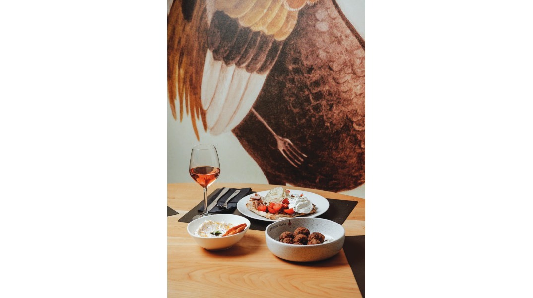 Αισώπου Μύθοι: Πεντανόστιμη ελληνική κουζίνα  στα στενά του Ψυρρή