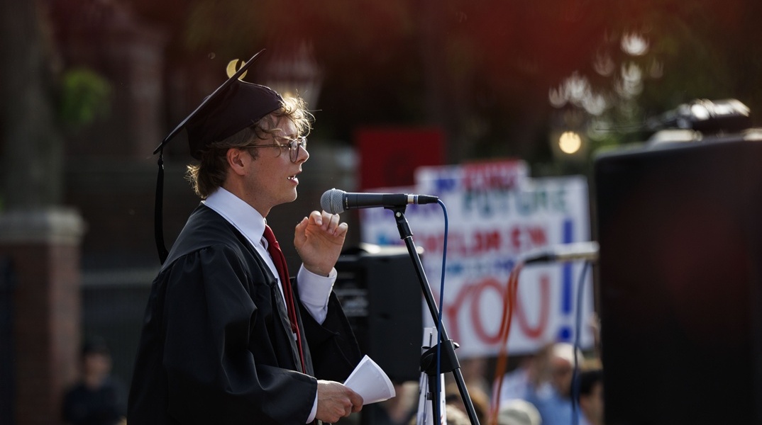Φοιτητής σε διαμαρτυρία για τα μέτρα Τραμπ