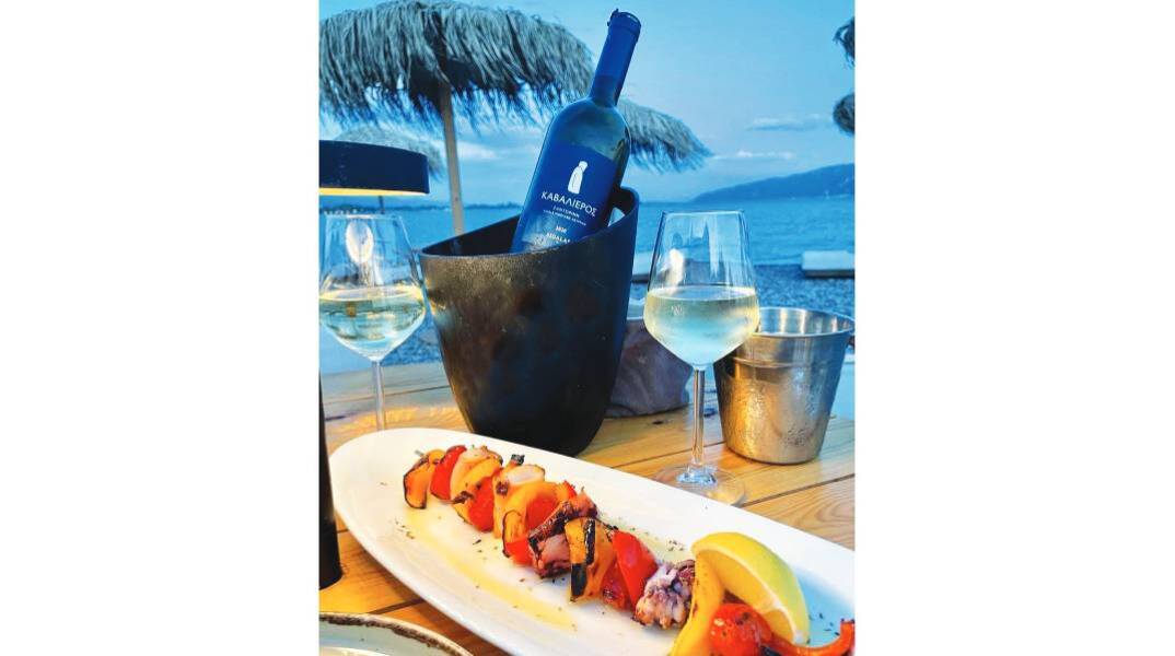 Αxinos Seafood Restaurant: Φρέσκα ψάρια και θαλασσινά δίπλα  στο κύμα 