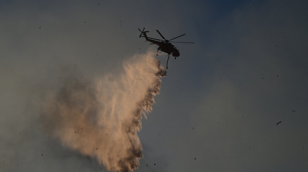 Ελικόπτερο επιχειρεί για την κατάσβεση φωτιάς