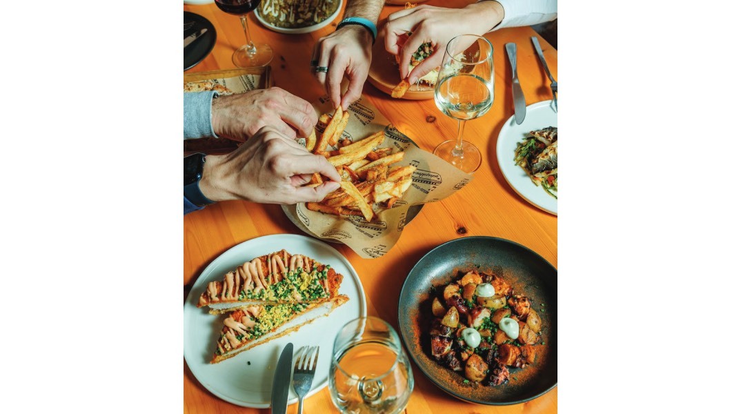 Φυσαρμόνικα: Το μεζεδοπωλείο που παντρεύει το μοντέρνο με το παραδοσιακό 