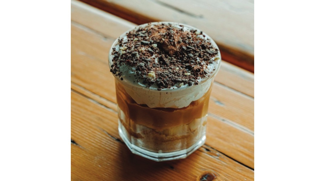 Φυσαρμόνικα: Το μεζεδοπωλείο που παντρεύει το μοντέρνο με το παραδοσιακό 