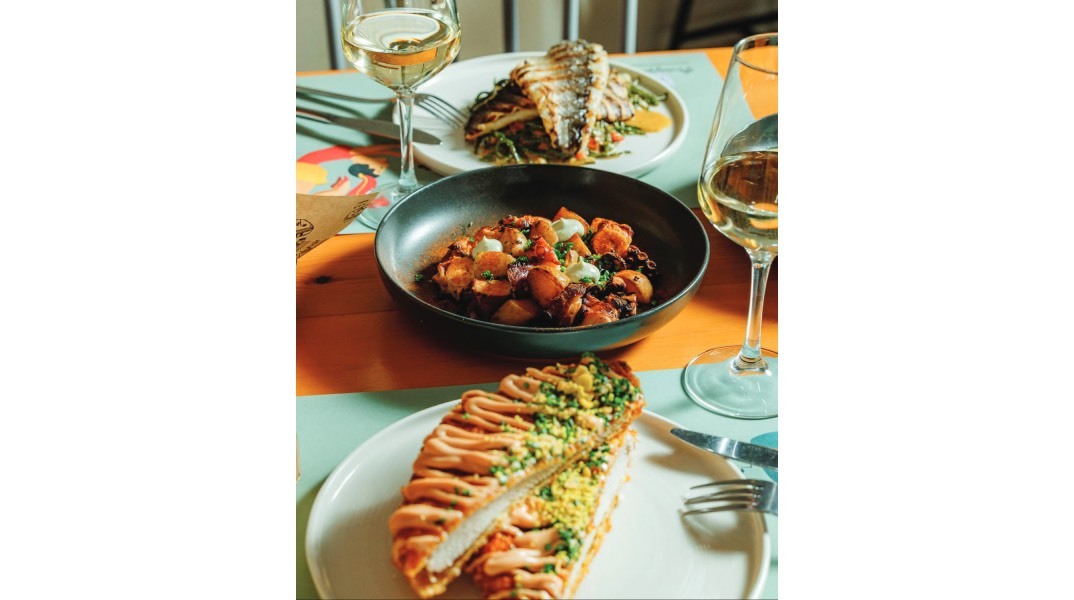 Φυσαρμόνικα: Το μεζεδοπωλείο που παντρεύει το μοντέρνο με το παραδοσιακό 