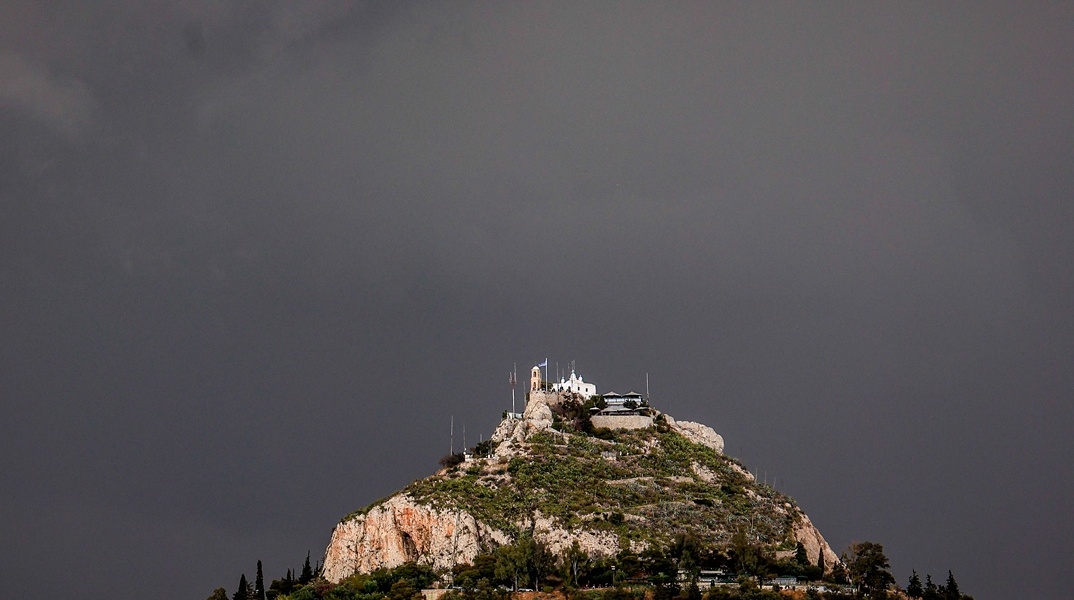 Μαύρα σύννεφα πάνω από τον Λυκαβηττό