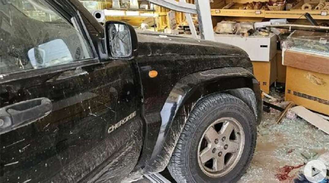 Το τζιπ έπεσε στην τζαμαρία φούρνου στην Κω