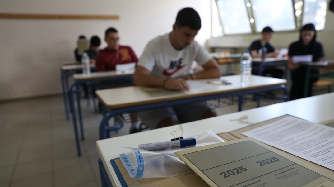 Τετράδιο απαντήσεων πάνω σε θρανίο σε εξεταστικό κέντρο των Πανελληνίων για τα ΕΠΑΛ