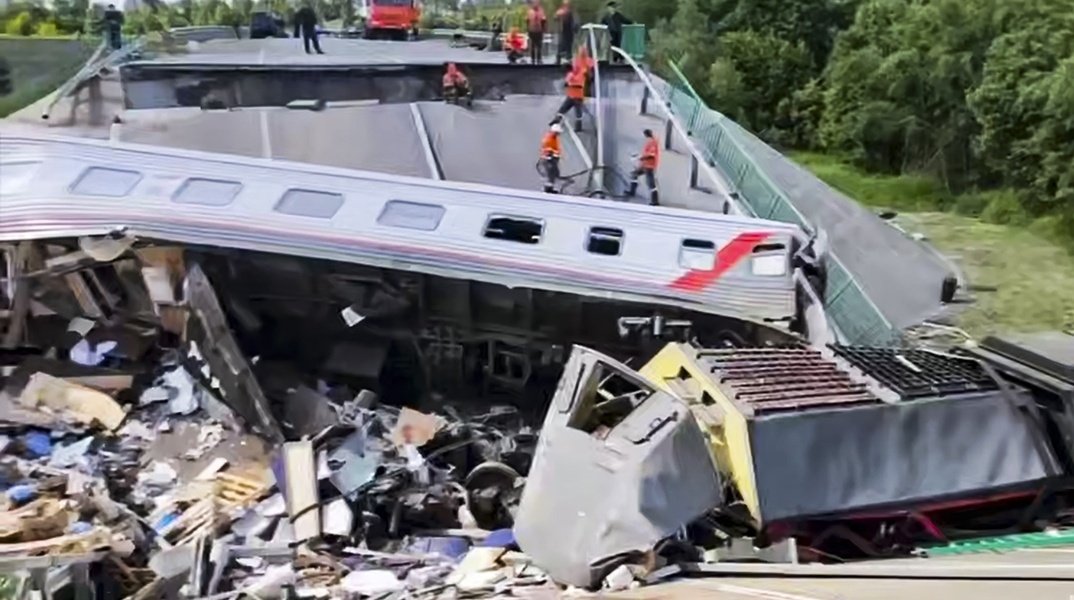 Σκηνή από το σημείο της κατάρρευσης γέφυρας και τον εκτροχιασμό τρένου στην περιφέρεια της Ρωσίας
