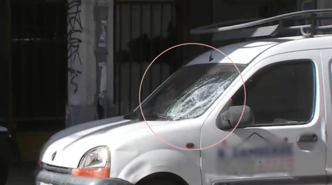 Η 64χρονη έπεσε πάνω σε όχημα