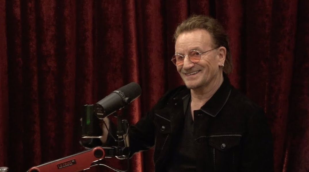 Ο Μπόνο των U2 επέκρινε τις περικοπές της USAID στο podcast του Τζο Ρόγκαν, προκαλώντας την οργή του Έλον Μασκ και αντιδράσεις από το κοινό του.