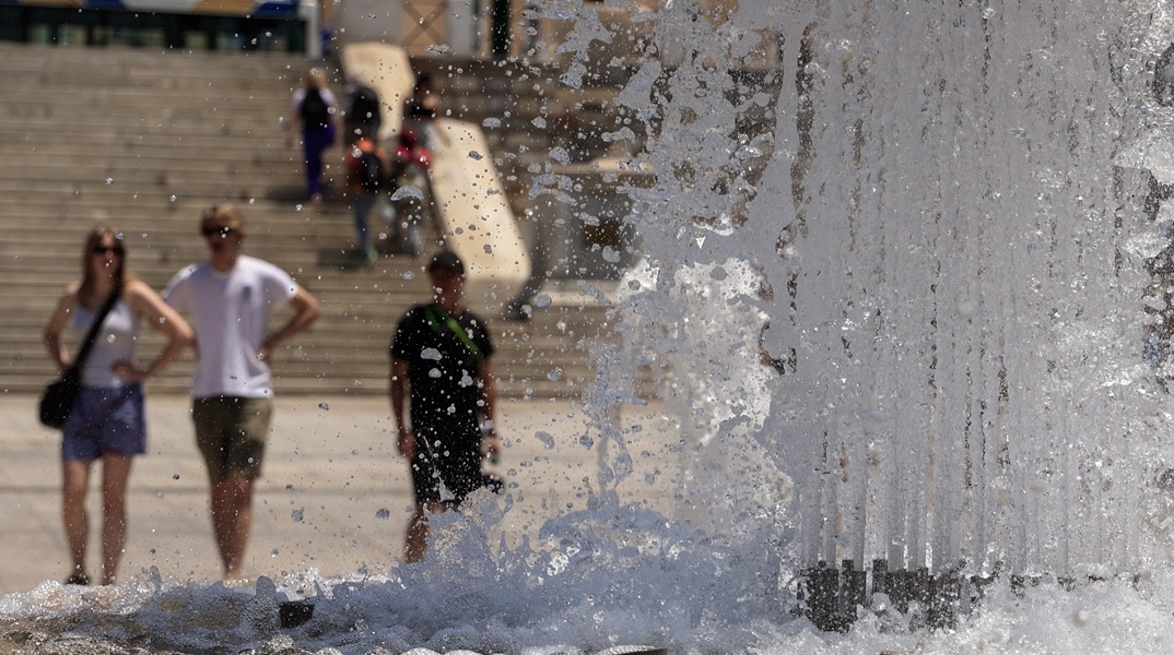 Πολίτες πίσω από νερά του σιντριβανιού στην Πλατεία Συντάγματος