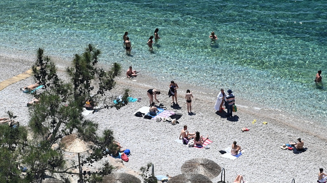 Λουόμενοι σε παραλία