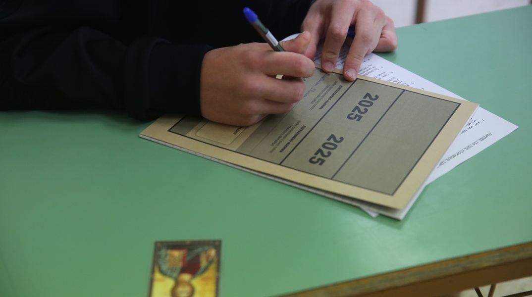 Μαθητής γράφει στο τετράδιο απαντήσεων των Πανελληνίων 2025