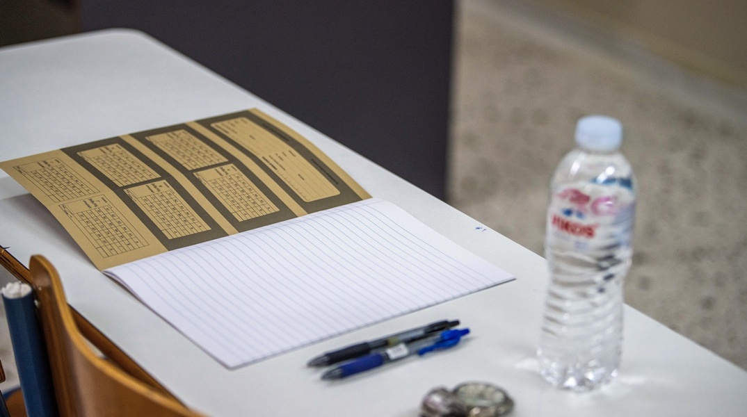 Τετράδιο απαντήσεων των Πανελληνίων 2025 πάνω σε θρανίο