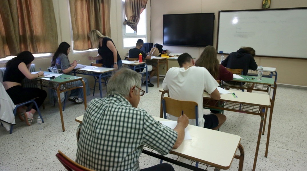 Υποψήφιοι των Πανελληνίων στις θέσεις τους μέσα στο εξεταστικό κέντρο